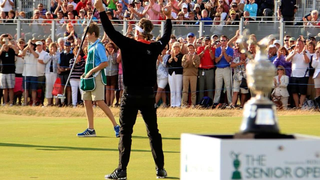 So will er wieder jubeln: Bernhard Langer vor zwei Jahren beim Sieg der Senior Open Championship. (Foto: Getty)