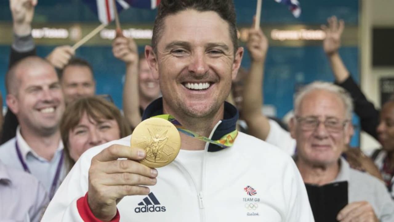 Justin Rose feiert den Gewinn der Goldmedaille beim ersten Olympischen Golfturnier seit 112 Jahren.