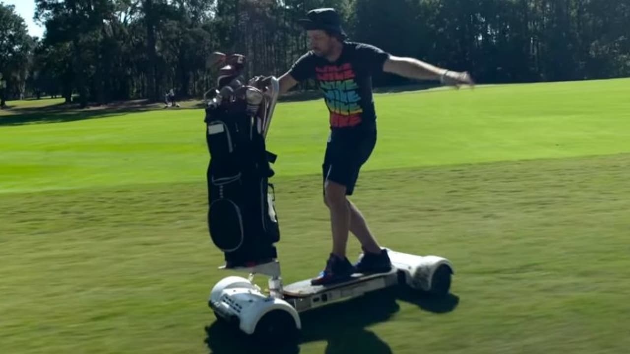 Sieht leicht aus - soll es auch sein. Das Fahren mit dem Golfboard ist in wenigen Minuten erlernt. (Foto: Screenshot)