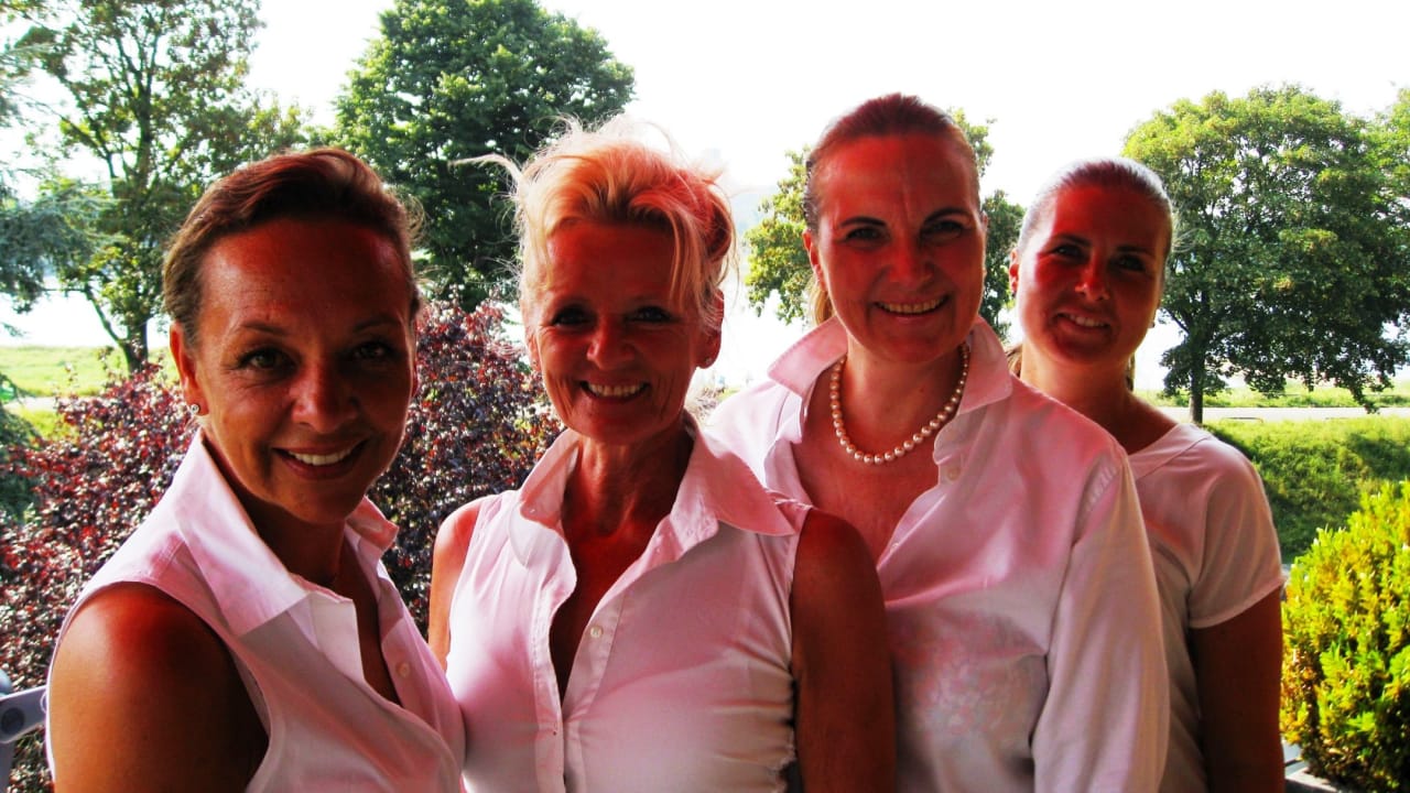 Hier zu sehen: Die Vorstandsmitglieder des Driving Queens Ladies for Charity e.V. (Geshe Höhne, Susanne Fiederer, Sue Bischoff, Michaela Wolf). (Foto: Driving Queens)