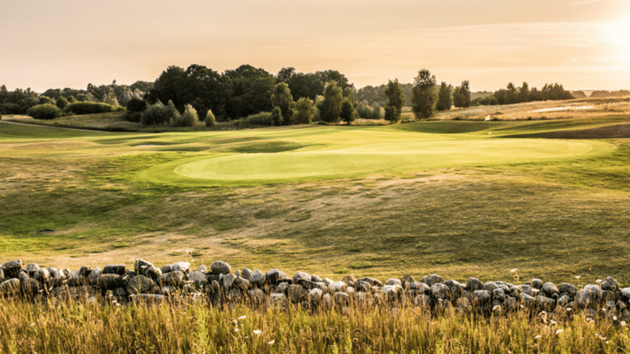 Golfen, Wellness und viele weitere attraktive Freizeitmöglichkeiten – Ein Urlaub hier lässt keine Wünsche offen. (Foto: Hotel- und Sportresort Fleesensee)