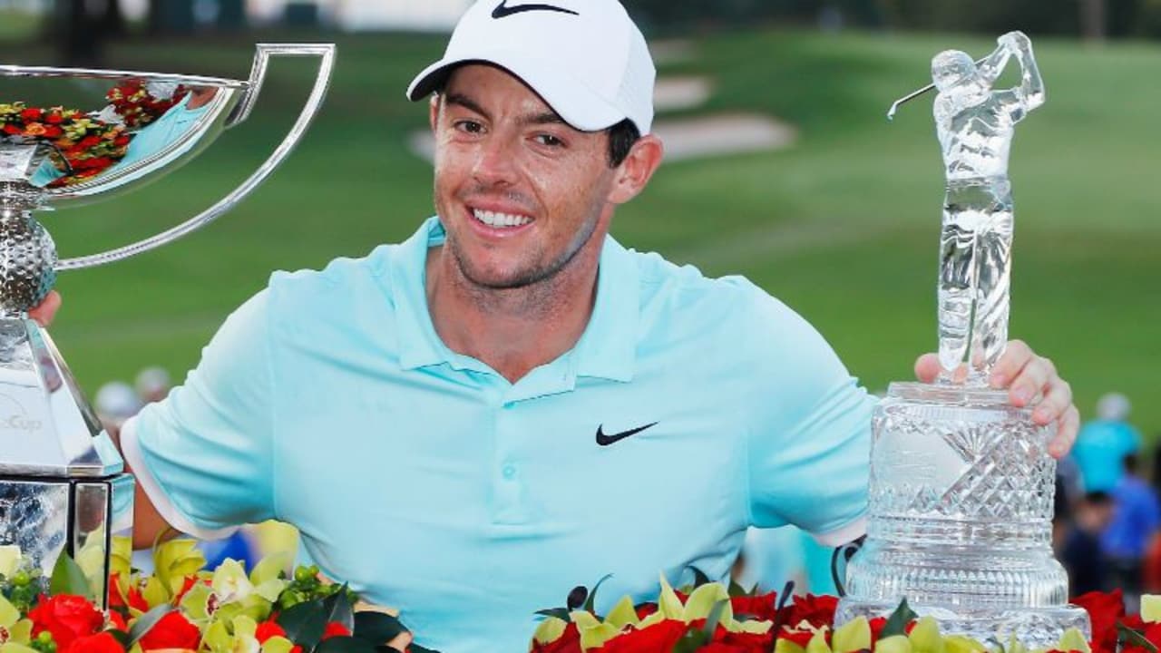 Rory McIlroy verdient sich gleich zwei Trophäen: Den FedExCup und den Pokal der Tour Championship. (Foto: Getty)