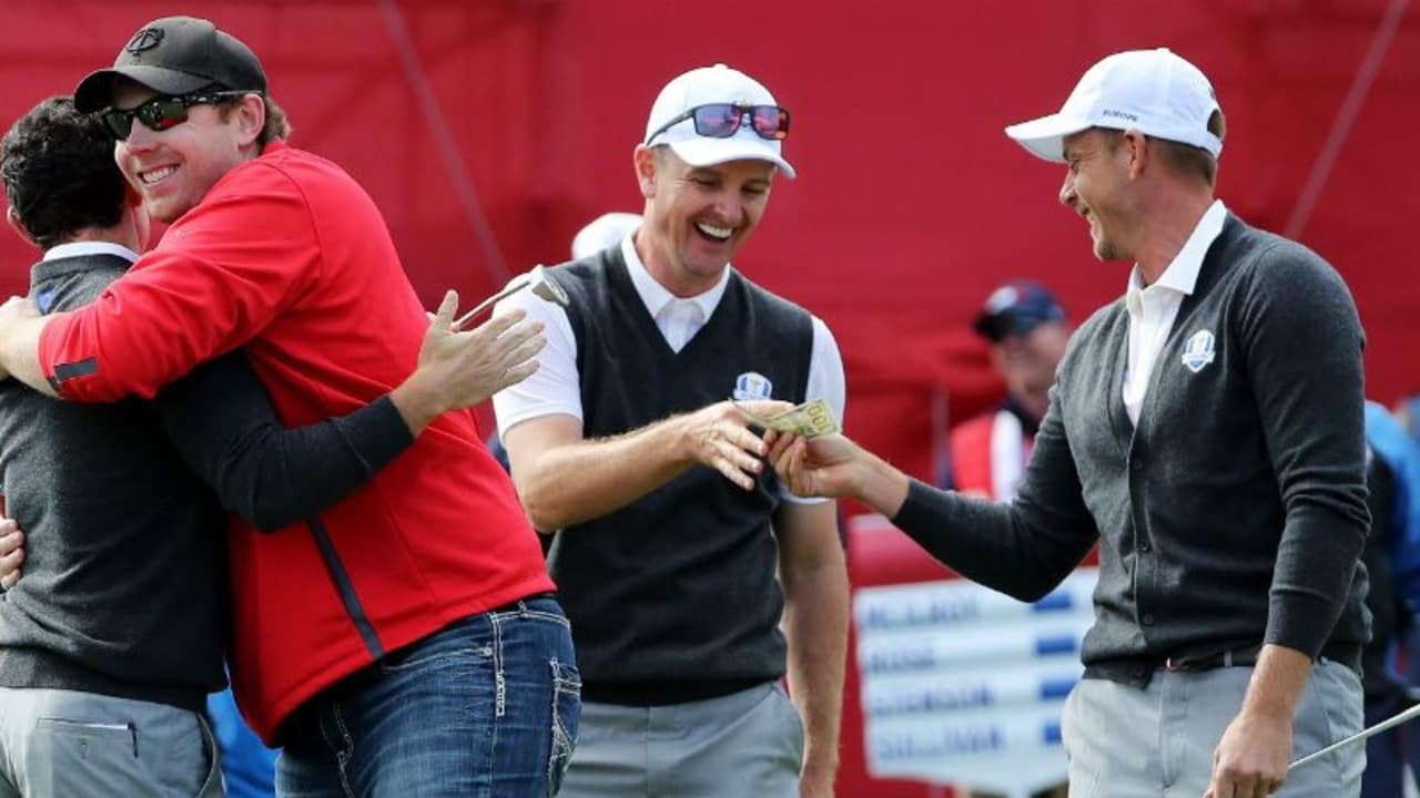 Ein glücklicher Fan: David Johnson gelingt ein historischer Putt. Dafür bekommt er sogar eine Umarmung von Rory McIlroy beim Ryder Cup 2016 (Foto: Getty)