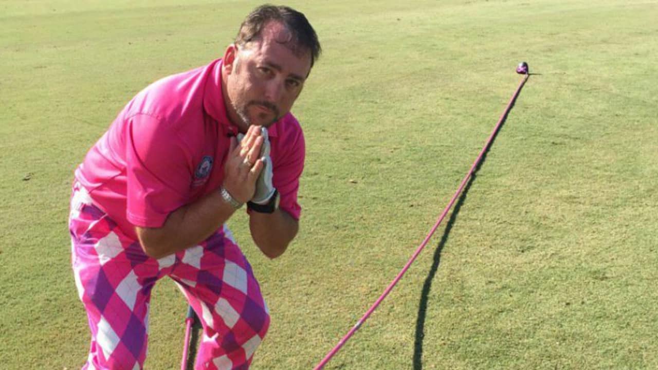 Michael Furrh versucht den Weltrekord mit seinem 8,5 Meter langem Putter. (Foto: Twitter/@photojoyce)