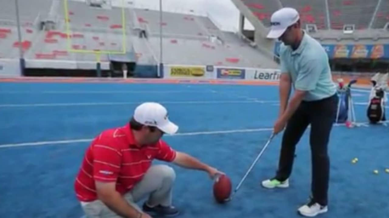 Rick Lamb mit einem Field-Goal-Versuch auf dem Football-Feld. (Screenshot: Twitter/@WebDotComTour)