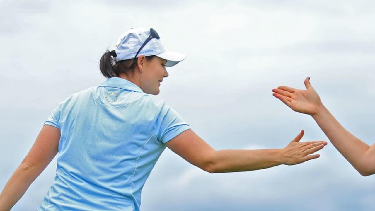 Caroline Masson (l.) und Sandra Gal sitzen bei der Blue Bay LPGA der Führenden im Nacken.