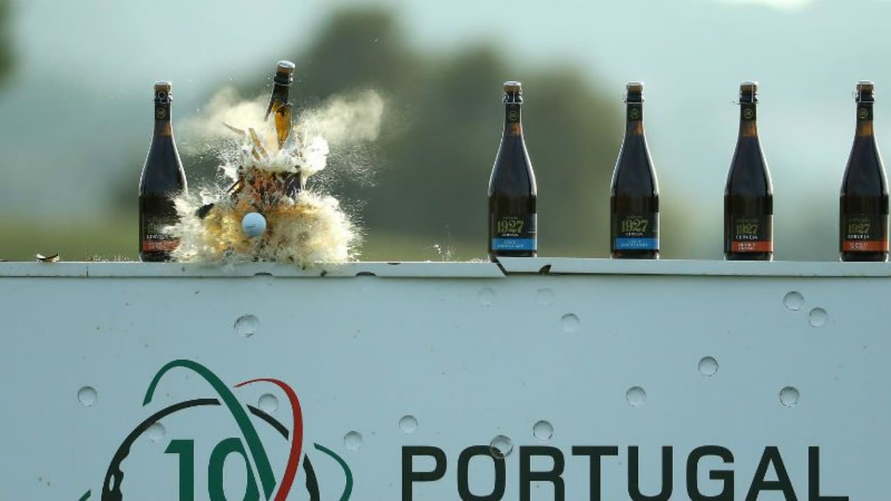 Scherben bringen Glück: Drei Profis sorgen für eine Menge Spaß bei der Flaschen-Challenge vor dem Portugal Masters. (Foto: Getty)