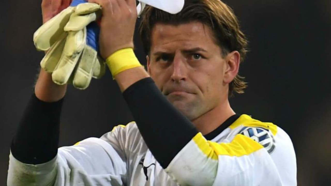 Von der großen zur kleinen Kugel: Roman Weidenfeller schwingt wie viele seiner Kollegen den Schläger - wenn auch nur sporadisch. (Foto: Getty)