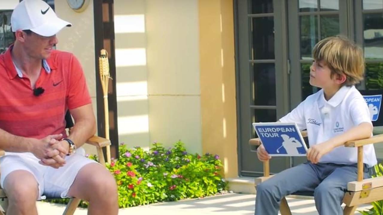 Der kleine Billy (r.) stellt im Interview mit Rory McIlroy so mach eine Frage, die der Golfstar sicher nicht erwartet hätte.