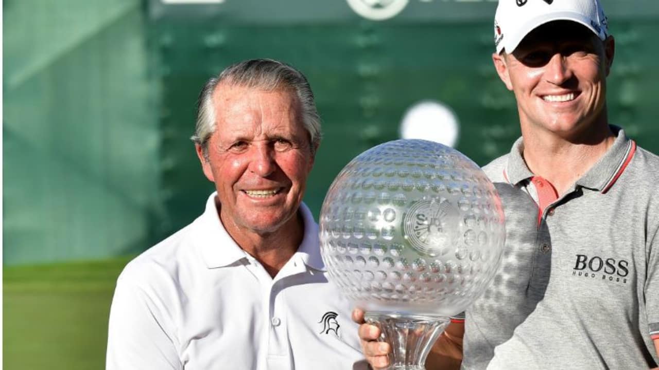 Gary Player (r.) überreicht Alex Noren die wohlverdiente Trophäe zu seinem Sieg bei der Nedbank Golf Challenge. (Foto: Getty)