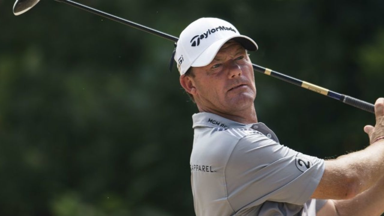 Alex Cejka kam vor der überraschend einbrechenden Nacht bei der Shriners Hospitals for Children Open ins Clubhaus. (Foto: Getty)