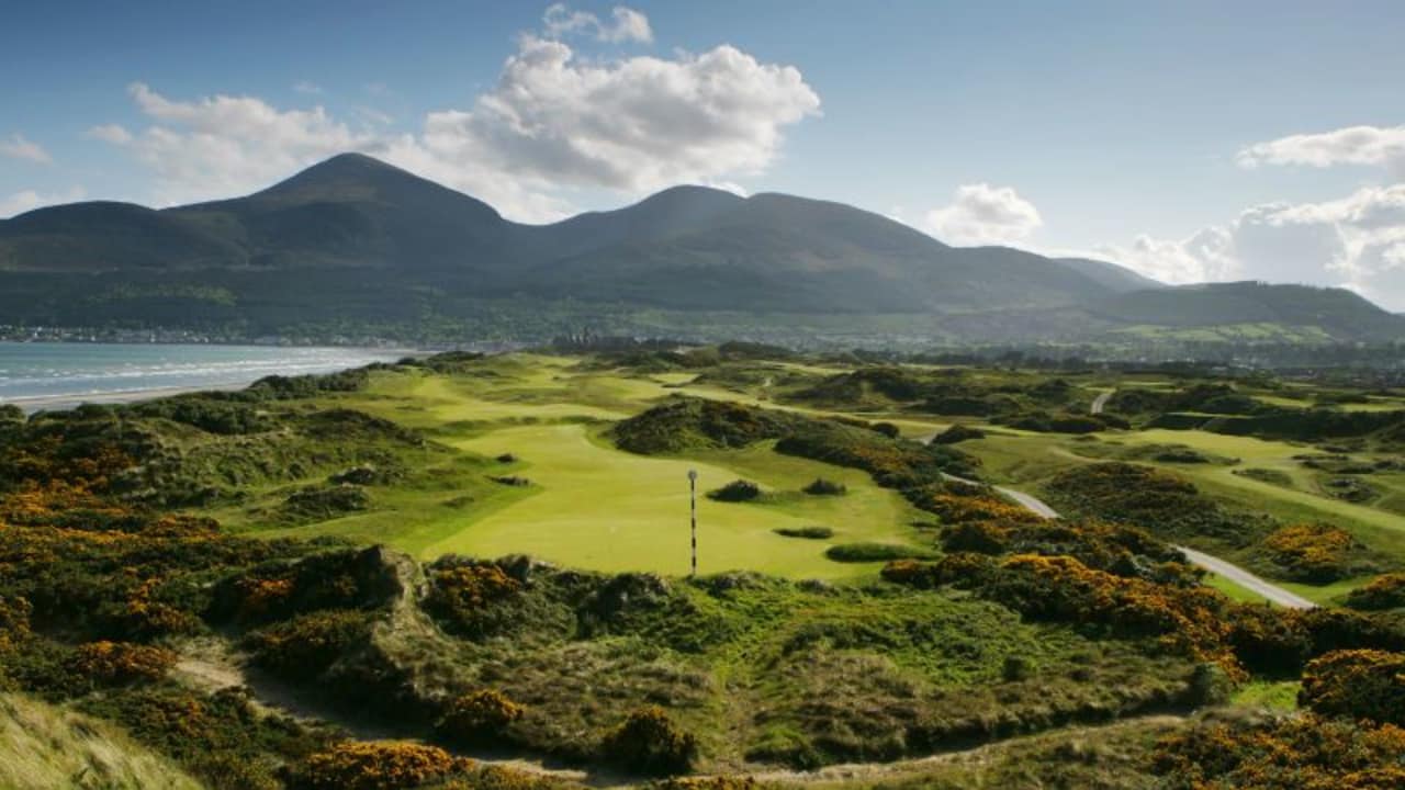Der Royal County Down Golf Club in Nordirland ist von