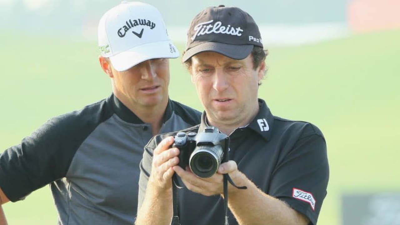 Auch Alex Noren und sein Coach analysieren gemeinsam die Ergebnisse der Trainingsarbeit. (Foto: Getty)