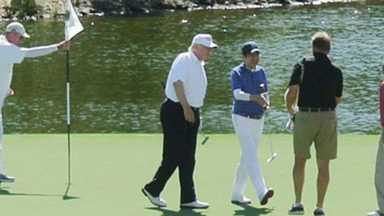 Auf eine Runde: Donald Trump, Ernie Els und der japanische Premierminister Shinzo Abe spielten eine gemeinsame Runde Golf. (Foto: Getty)
