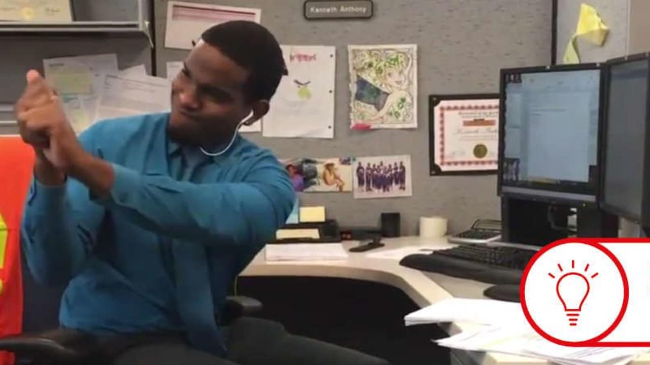 Ob Im Büro oder zu Hause, überall läasst sich Golftraining in den Alltag integrieren. (Foto: Screenshot Youtube.com)