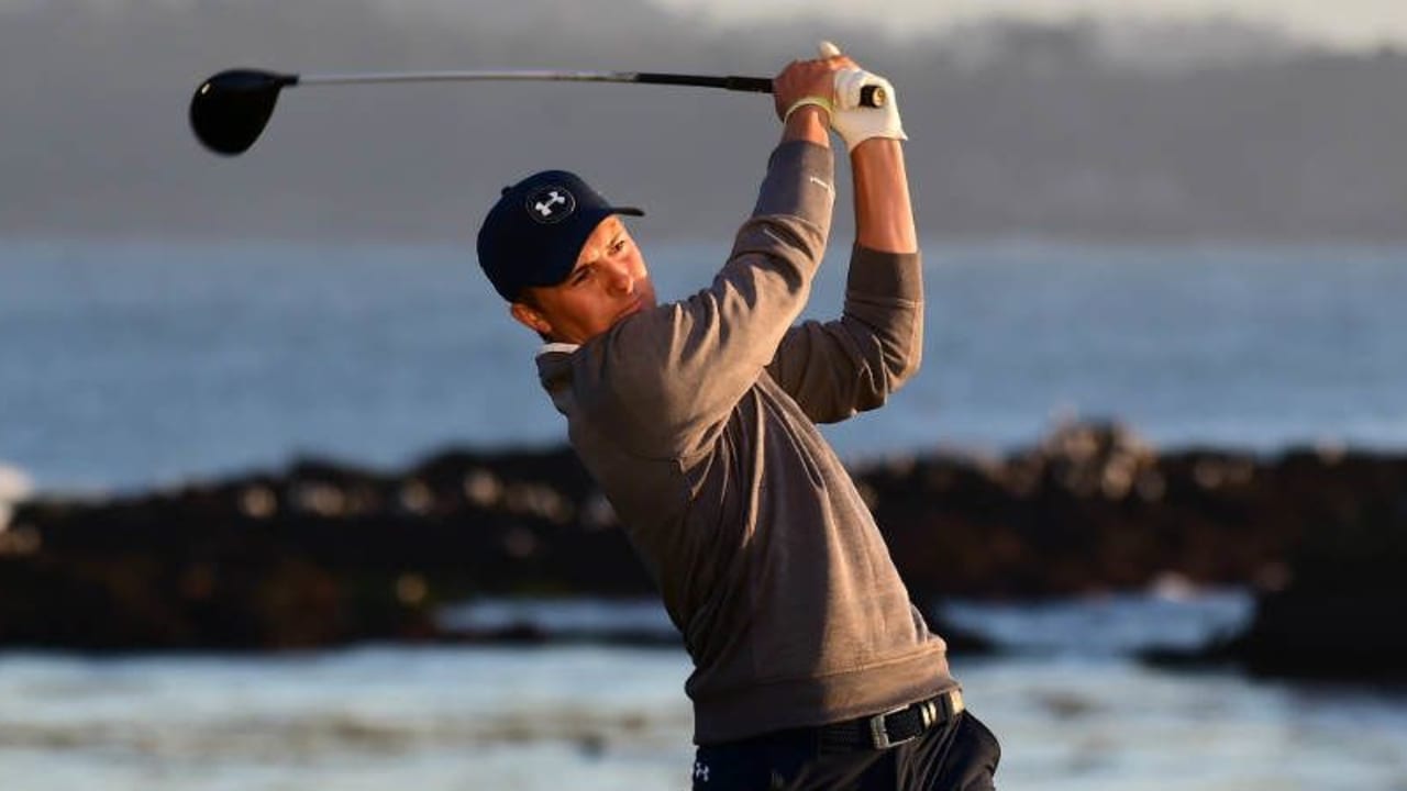 Mit deutlichem Abstand führt Jordan Spieth vor dem Finale des AT&T Pebble Beach Pro-Am. (Foto: Getty)