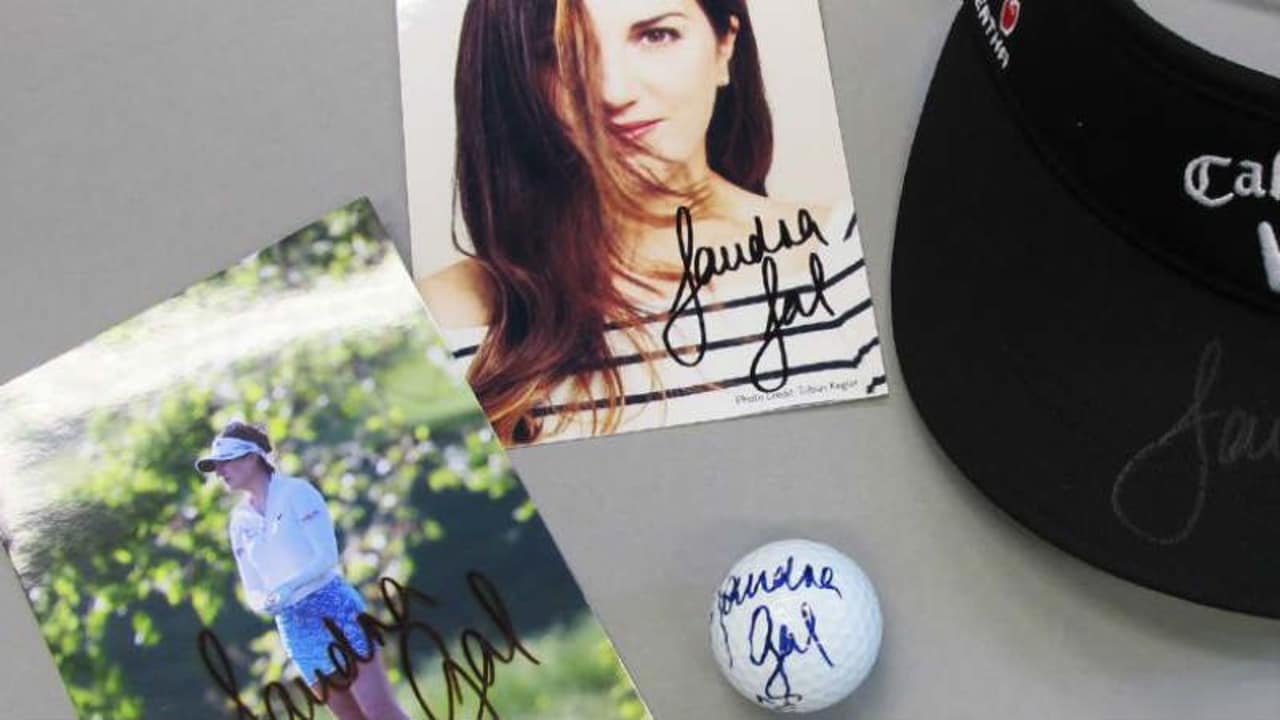 Auf dieses signierte Fanpaket von Sandra Gal können Sie bieten. (Foto: United Charity)