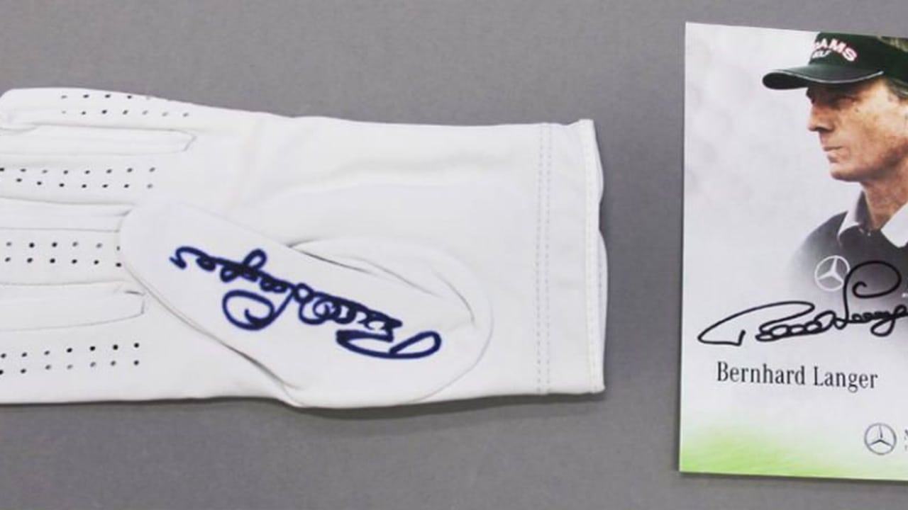 United Charity versteigert diesen signierten Golfhandschuh von Bernhard Langer. (Foto: United Charity)