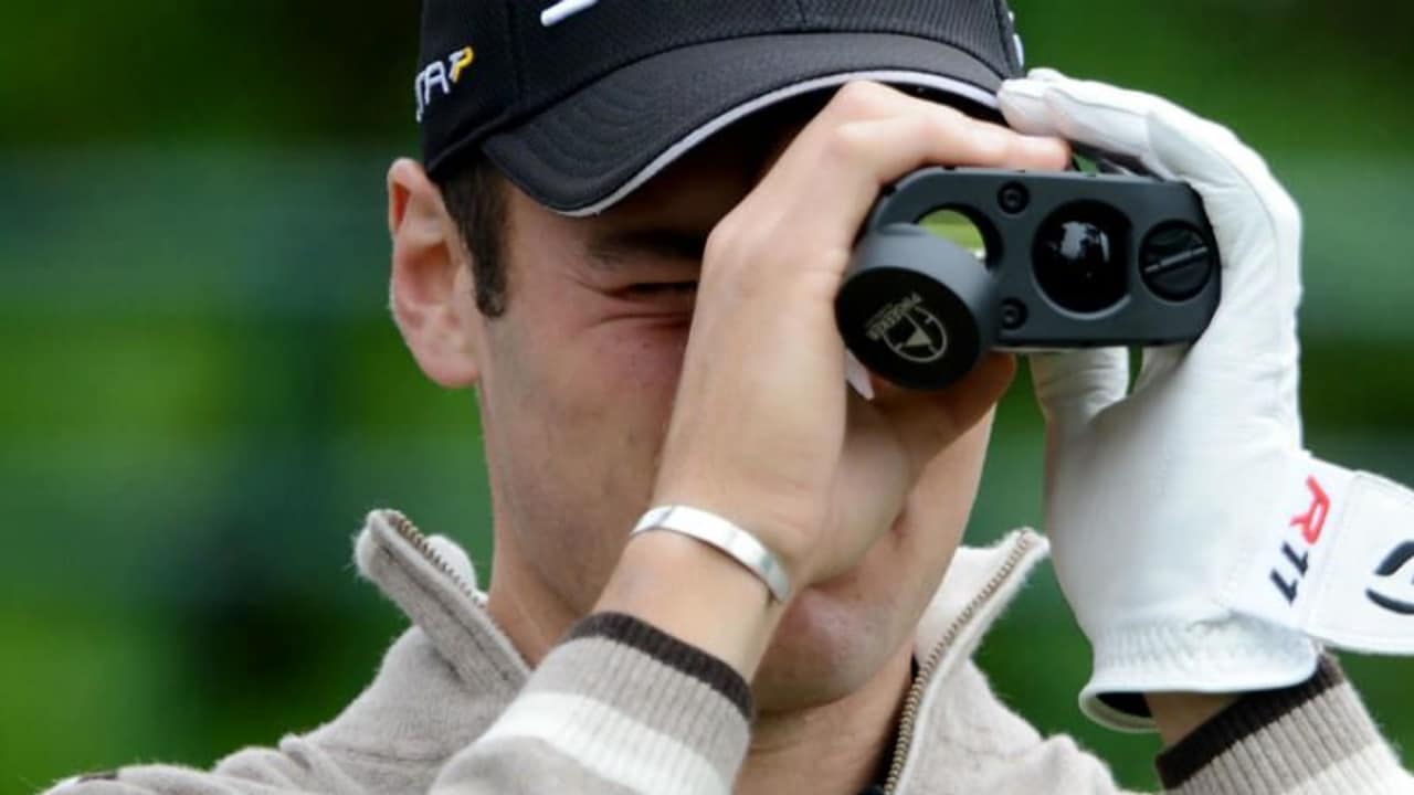 Martin Kaymer benutzt einen Entfernungsmesser im Vorfeld der U.S. Open. (Foto: Getty)
