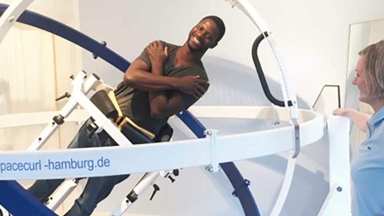 Beim Training im Spacecurl werden verschiedenste Muskelgruppen beansprucjt und der Gleichgewichtssinn gefördert. (Foto: Spacecurl Hamburg)