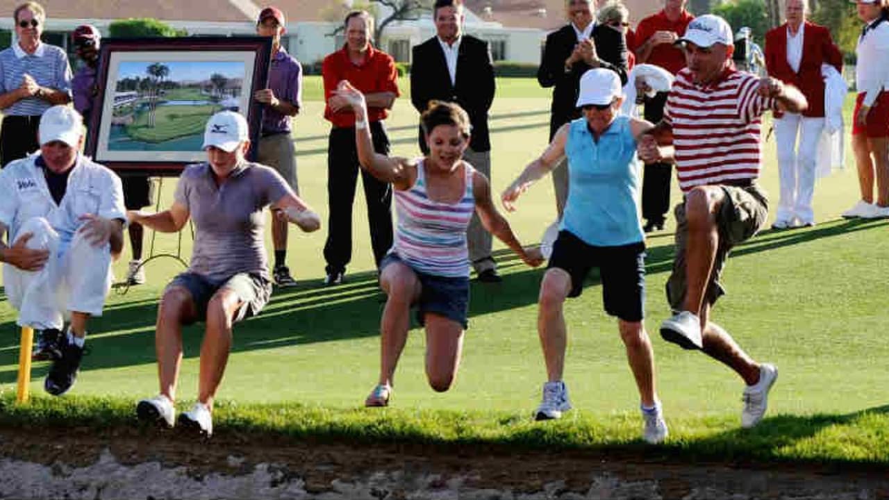 Bei der ANA Inspiration feiert die Siegerin ihren Erfolg traditionell mit einem Sprung in den Teich. (Foto: Getty)