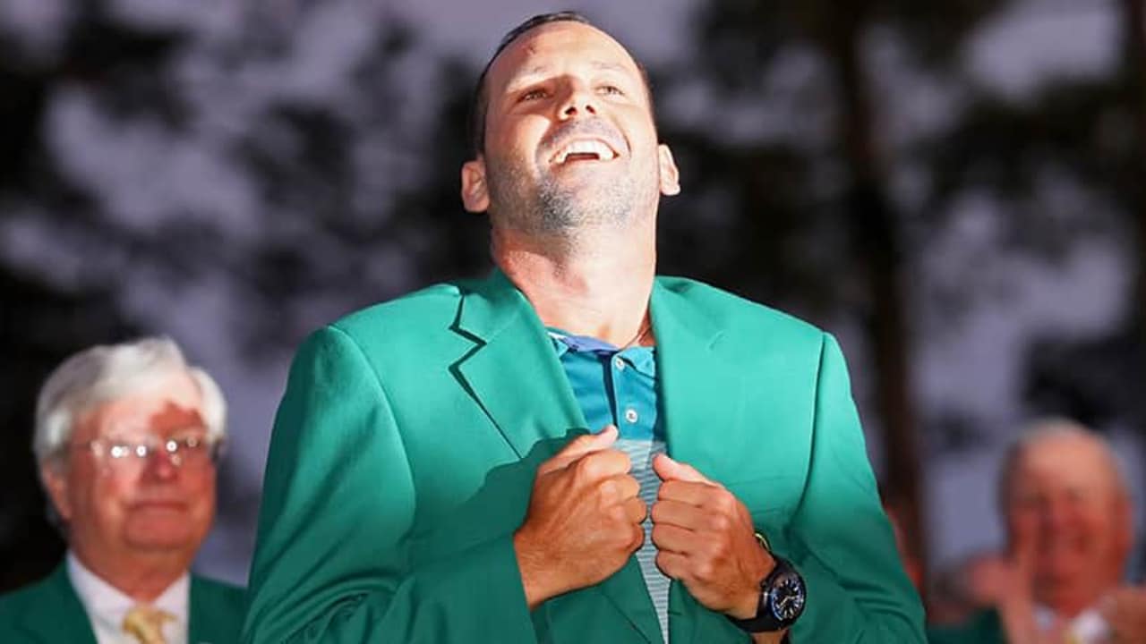 US Masters 2017 Sieger Sergio Garcia mit Green Jacket und Trophäe