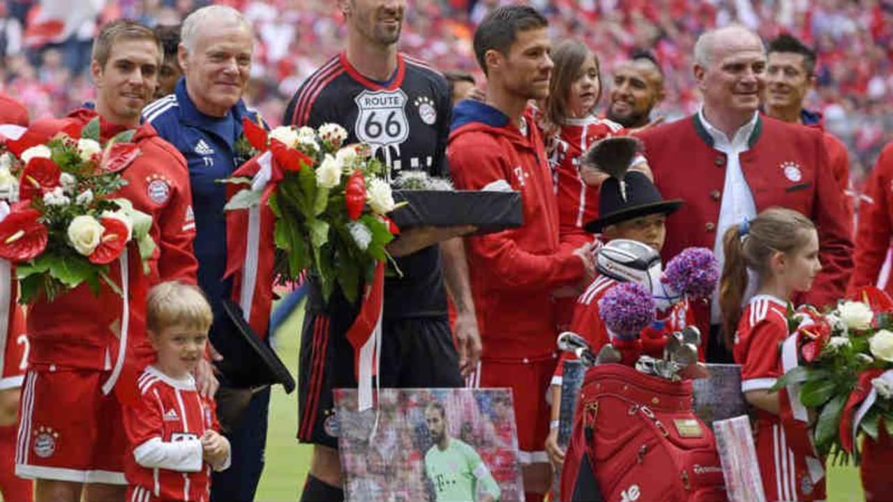 Philipp Lahm Bekommt Ein Golfbag Vom Fc Bayern Munchen