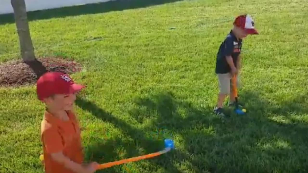 Die beiden Jungen ahmen Jordan Spieth bei seinem Travelers-Championship-Sieg nach. (Screenshot: Twitter/@colemangreg)