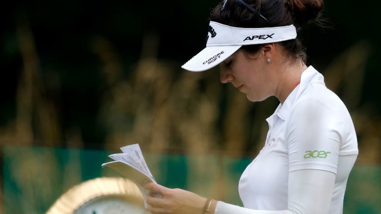 Der Blick in ihr schlaues Büchlein rettete Sandra Gal auch nicht vor dem verpassten Cut bei der KPMG Women's PGA Championship. (Foto: Getty)