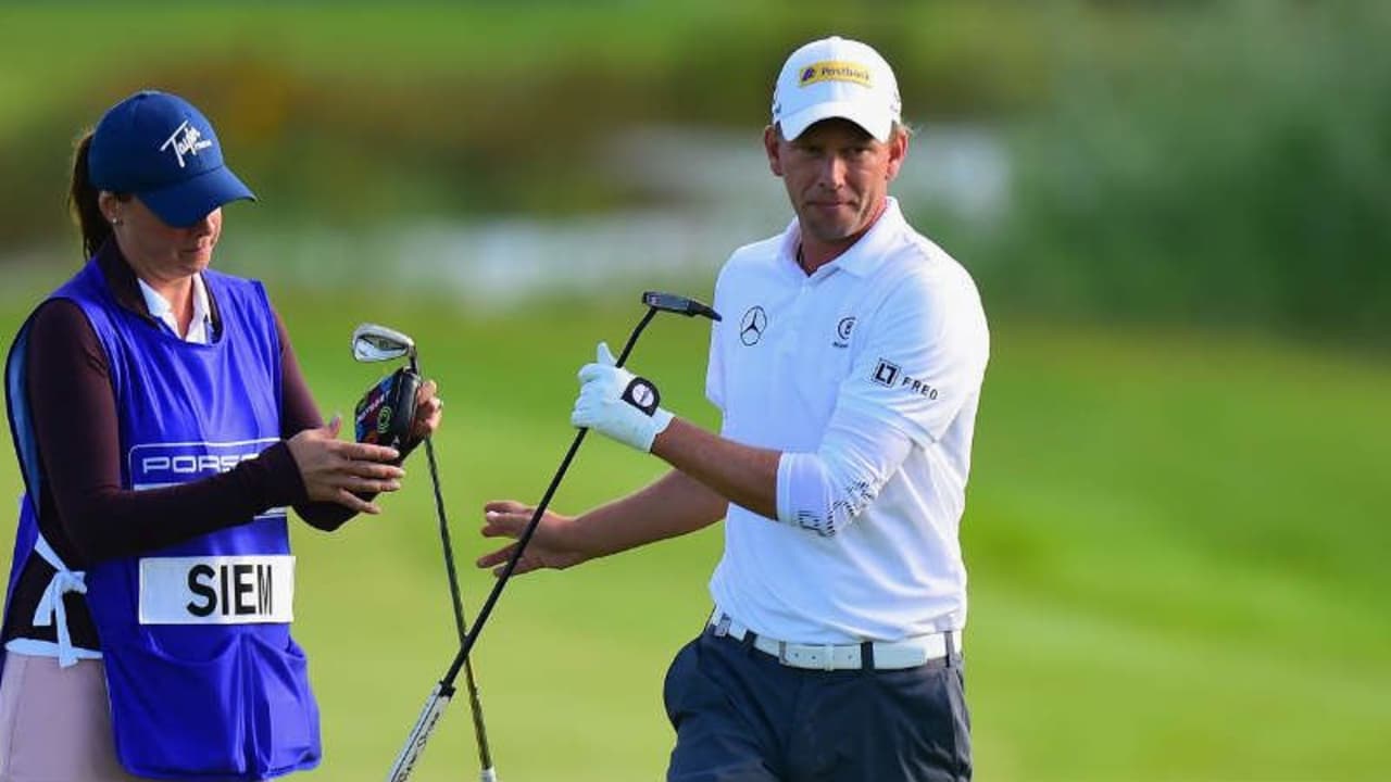 Marcel Siem mit seiner Frau am Bag bei der Porsche European Open. (Foto: Getty)