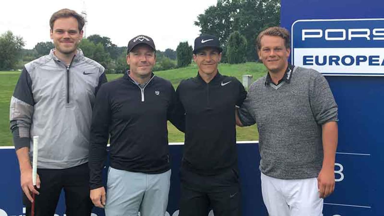 Die Gewinner des Porsche Generations Cup (li.), Thorbjörn Olesen (2. v. re.) und Golf Post Redakteur Robin Bulitz (re.) schmissen sich in die Regenklamotten und nahmen es beim ProAm der Porsche European Open mit dem überfluteten Platz auf. (Foto: Golf Post)