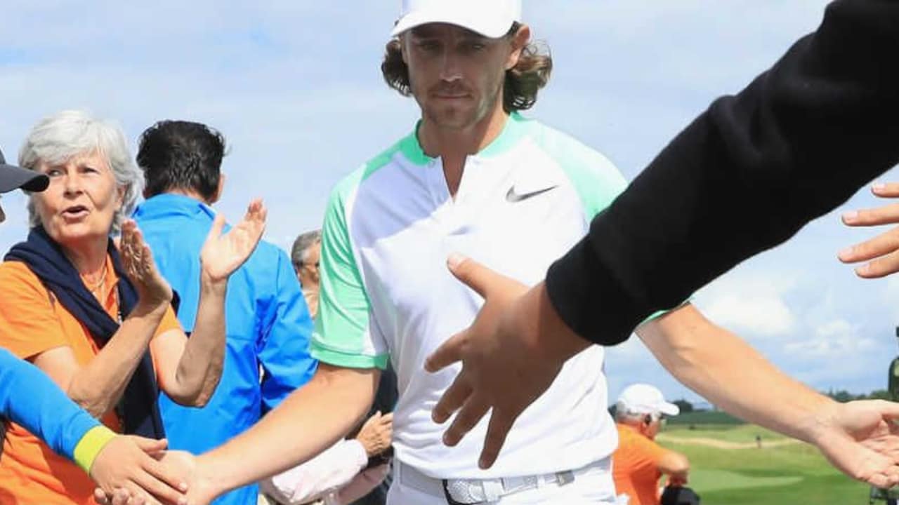 Im Golf Post Talk: Der Sieger der diesjährigen Open de France Tommy Fleetwood begrüßt seine Fans. (Foto: Getty)