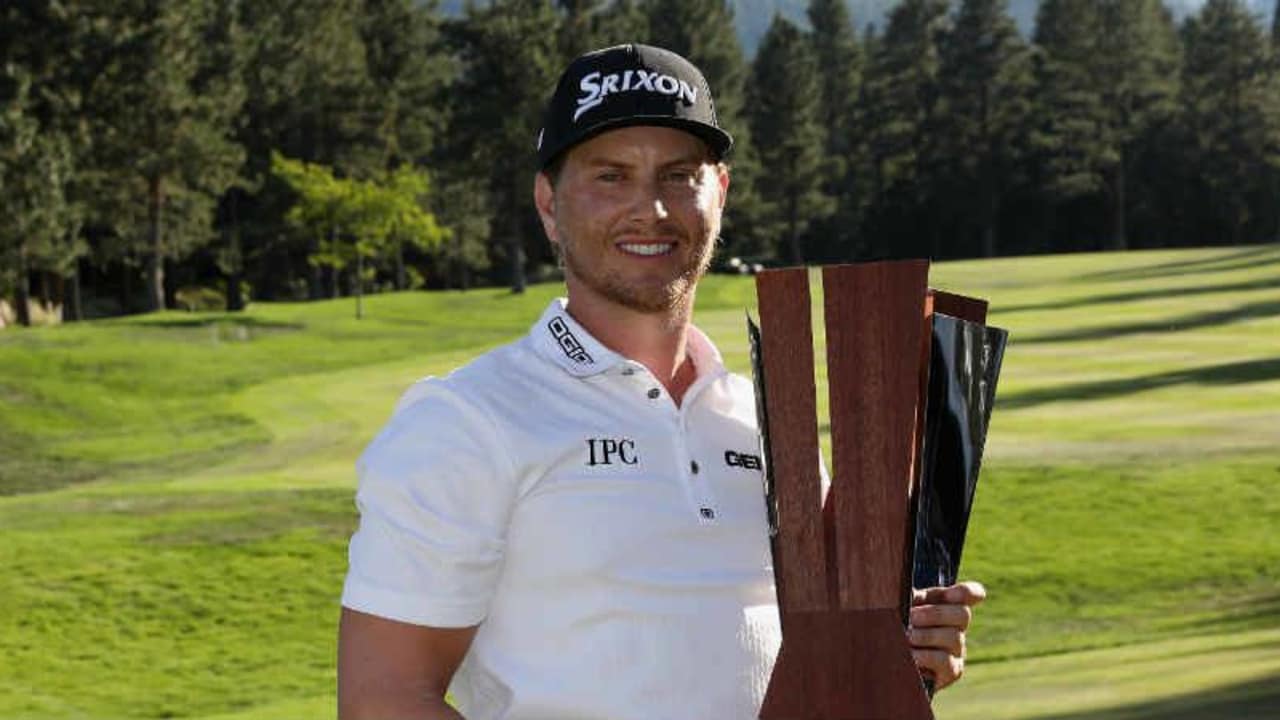 Nach elf Jahren hält Chris Stroud bei der Barracuda Championship endlich eine Trophäe in der Hand. (Foto: Getty)