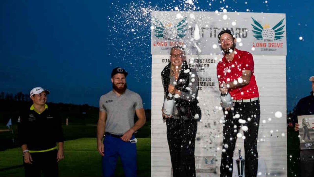Lara Lehnstaedt und Anton Kirstein feiern ihren Sieg bei der German Long Drive Championship mit einer ordentlichen Champagnerdusche. (Foto: DGS)