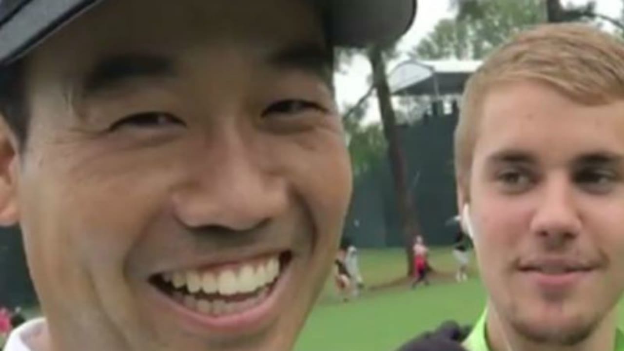 Kevin Na und Wesley Bryan rappen mit Justin Bieber über dem Platz des Quail Hollow Golf Clubs. (Foto: Twitter@Thescore)