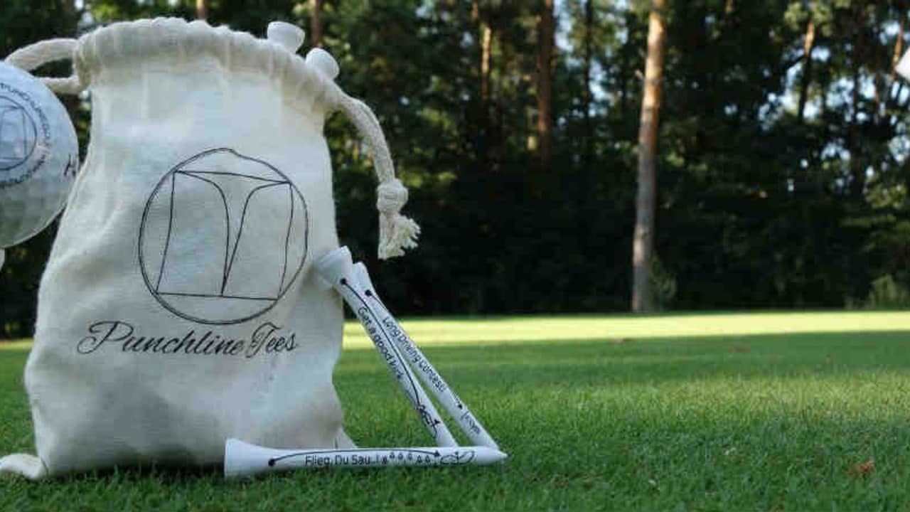 Tees mit lustiger und frecher Botschaft. Punchline Golf bringt Spaß in die Equipmentlandschaft. (Foto: Punchline Golf)