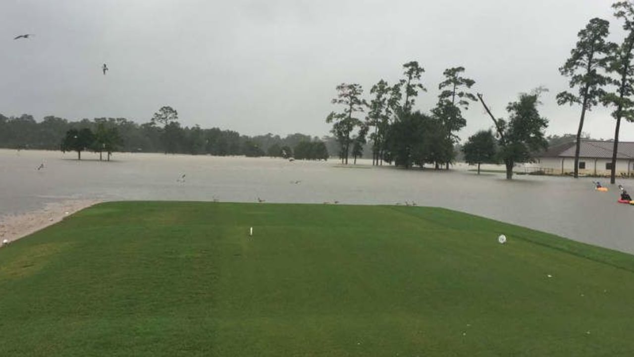 Alex Cejka spendet, um den Flutopfern zu helfen. Auch die Golfplätze in Houston sind vom Hurrikan beschädigt. (Foto: Twitter/@TimmsSteve)