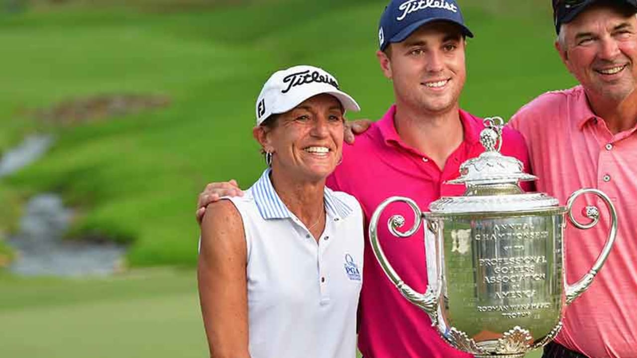 Justin Thomas Familie gehörte zu den ersten Gratulanten. (Foto: Getty)