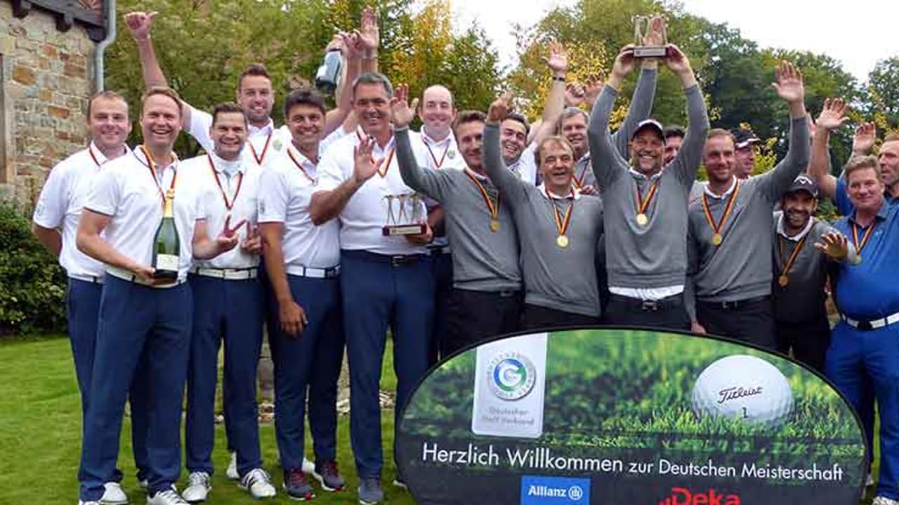 Titelverteidiger des GC St. Leon-Rot feiern mit dem Team vom Frankfurter GC und dem Drittplatzierten Bochumer GC (Foto: DGV/C&V Sport Promotion)