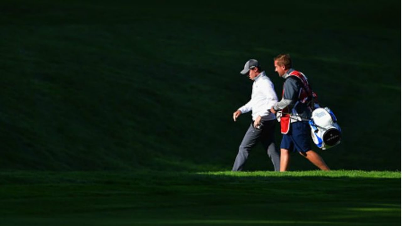 Matthew Fitzpatrick im Gespräch mit seinem Caddy. Die Strategie ging auf. (Foto: Getty)