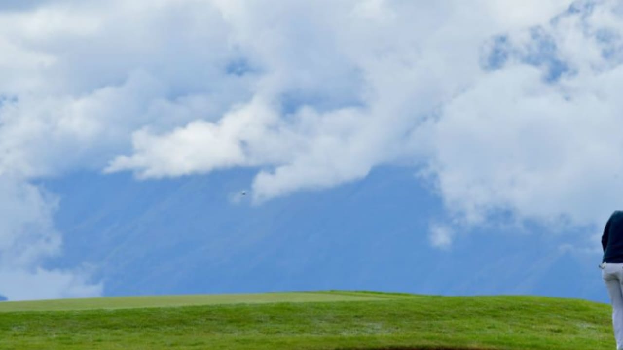 Vor einer traumhaften Kulisse zeigen die Profis beeindruckende Schläge beim Omega European Masters. (Foto: Getty)