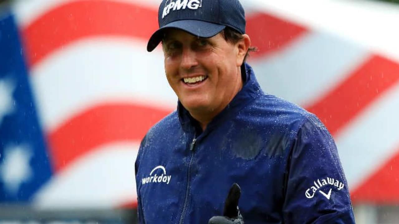 Phil Mickelson bindet immer sehr gerne Zuschauer mit in sein Spiel ein und lässt sich beraten. (Foto: Getty)