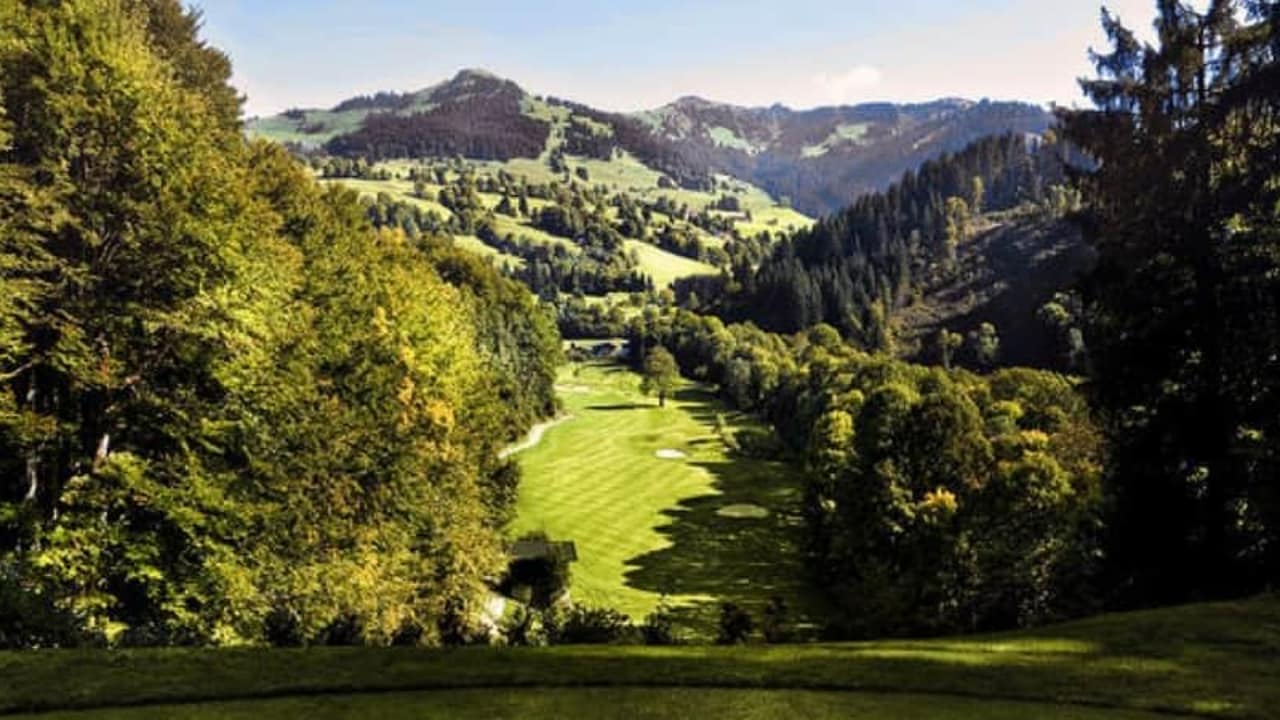Nur einer von vielen Abschlägen mit traumhaftem Alpenpanorama. (Foto: Golf Eichenheim)