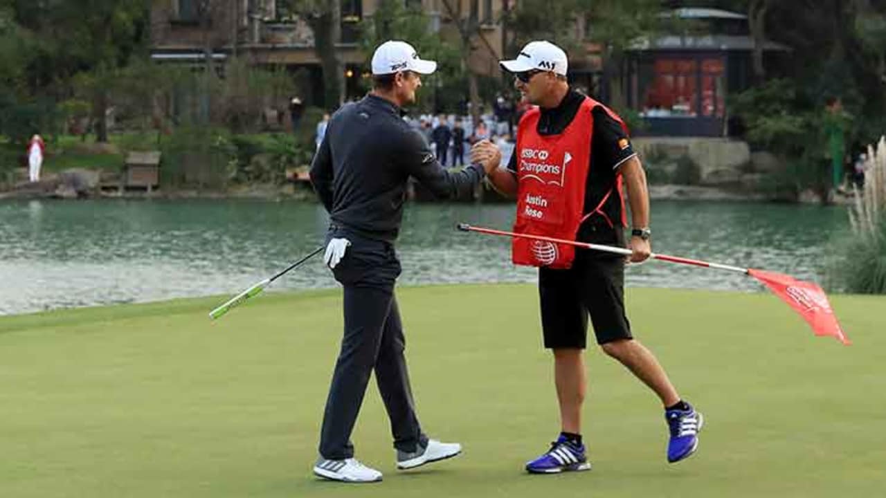 Justin Rose feiert mit seinem Caddie den Gewinn der WGC - HSBC Champions. (Foto: Getty)