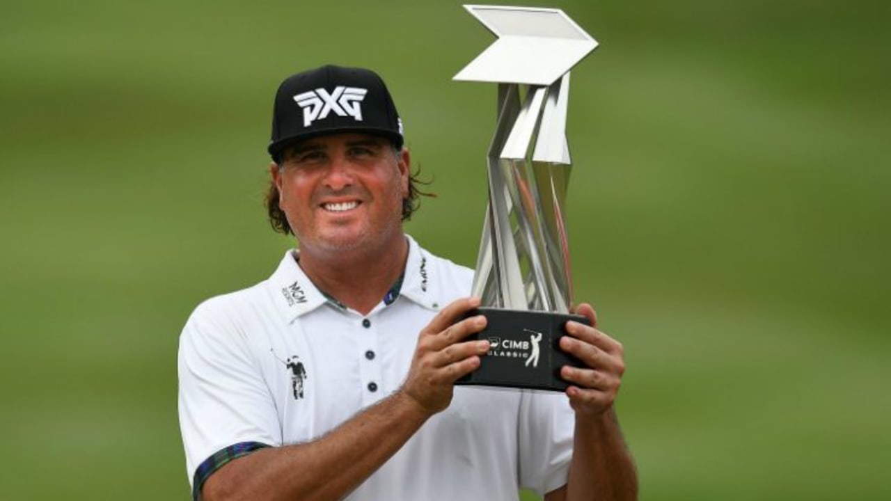 Freudestrahlend hält Pat Perez die Siegertrophäe der CIMB Classic 2018 nach oben. (Foto: Getty)