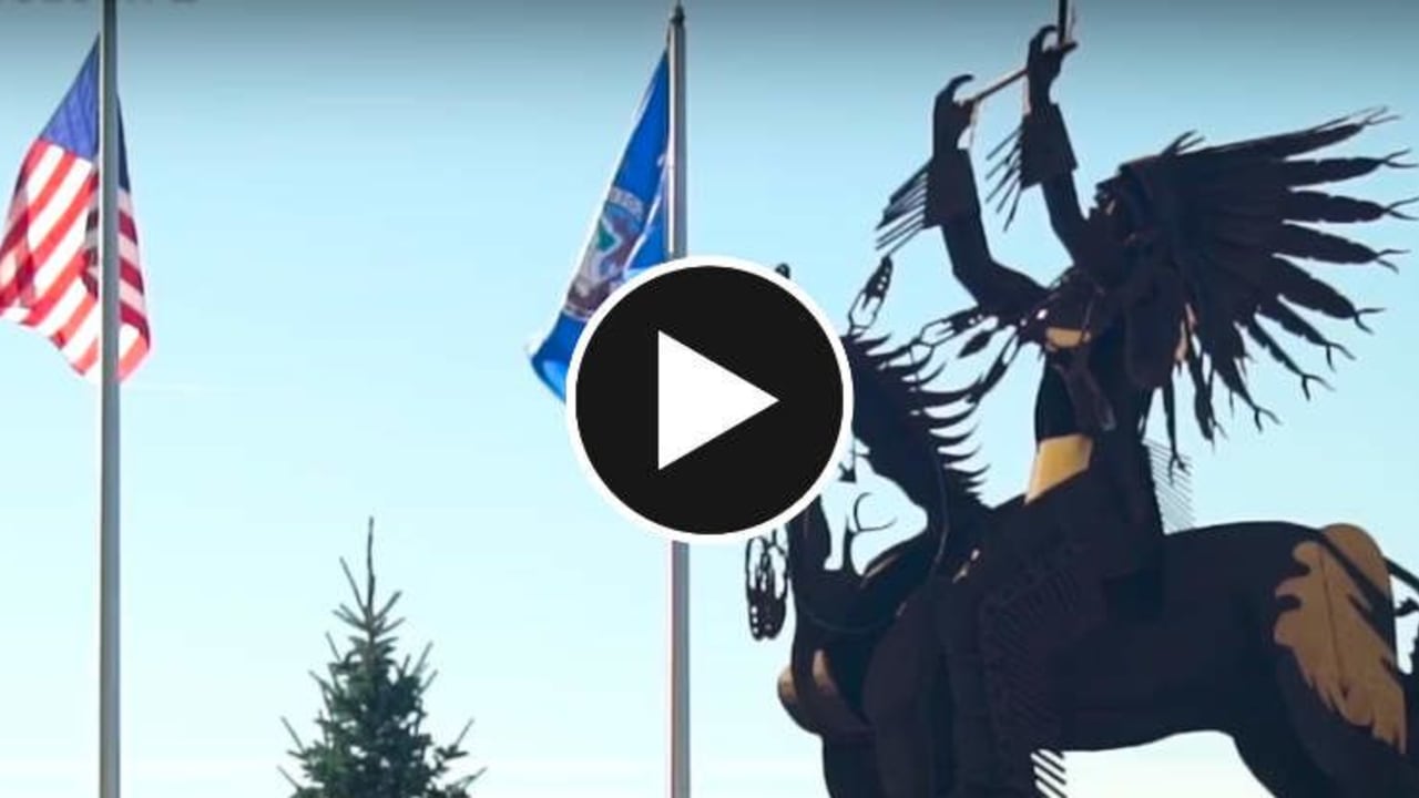 Erik Anders Lang besucht in der zweiten Staffel Adventures in Golf den Circling Raven Golf Club des Coeur d'Alene Stammes. (Screenshot: Youtube/Skratch)