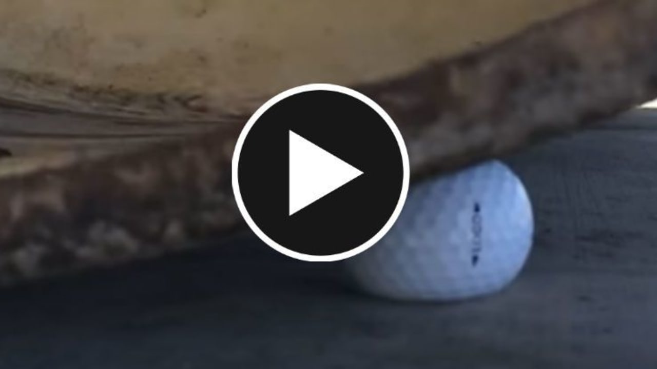 Kampf der Giganten: Golfball gegen Dampfwalze. (Screenshot: Youtube/Crush)