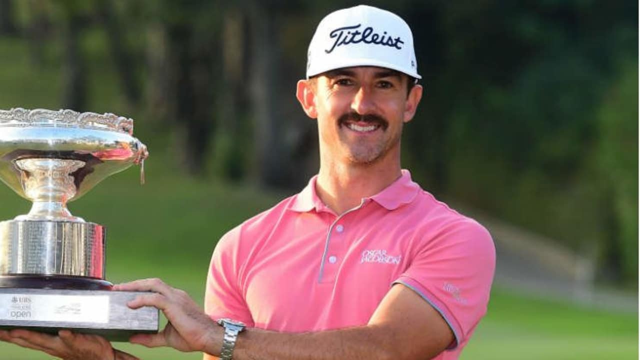Ein mehr als glücklicher Wade Ormsby mit der Siegertrophäe der UBS Hong Kong Open. (Foto: Getty)