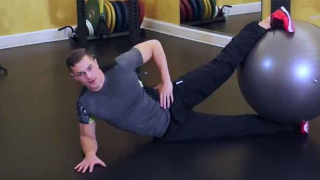 Nino Gräser zeigt Ihnen im E-Book die wichtigsten Fitnessübungen für den Winter. (Foto: Screenshot)
