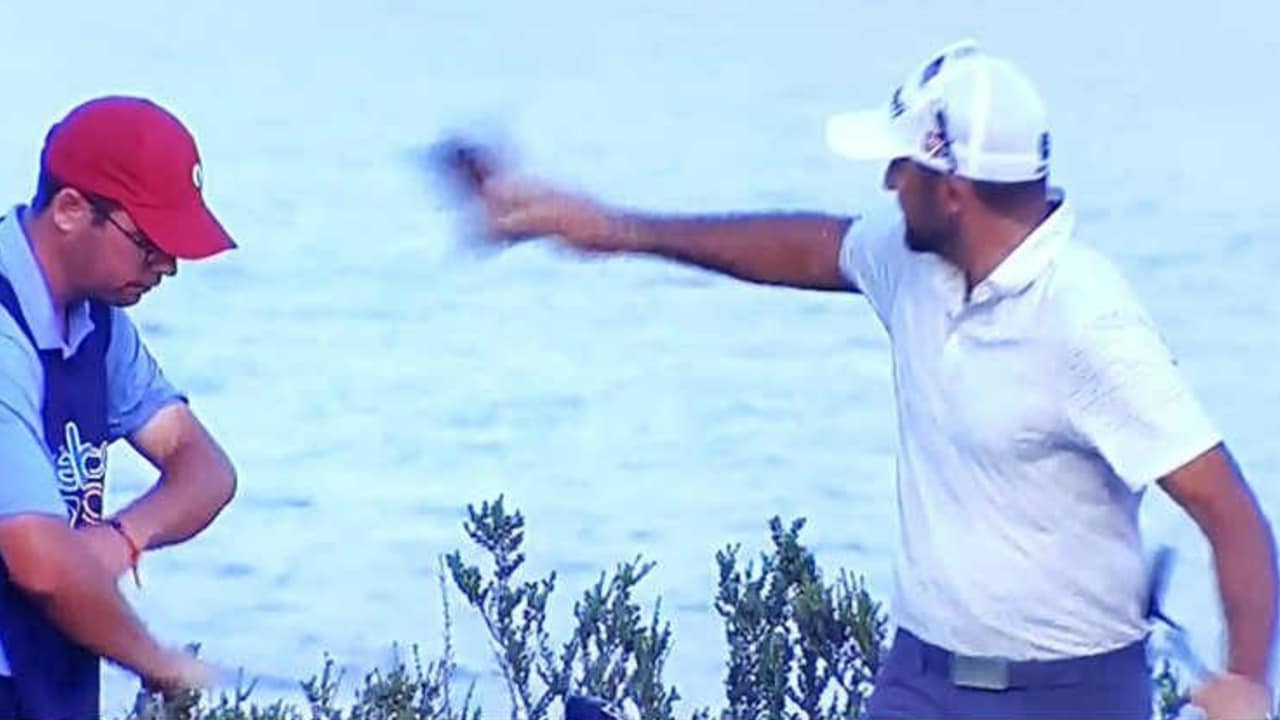 Rhein Gibson wirft seinen Caddie mit einer Schlägerhaube ab. (Foto: twitter.com/@Nick4Sports)